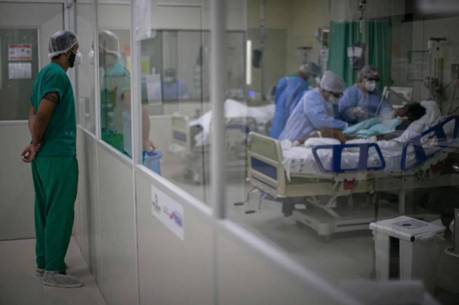 أطباء بوحدة العناية المركزة في أحد مستشفيات البرازيل (أ.ف.ب)