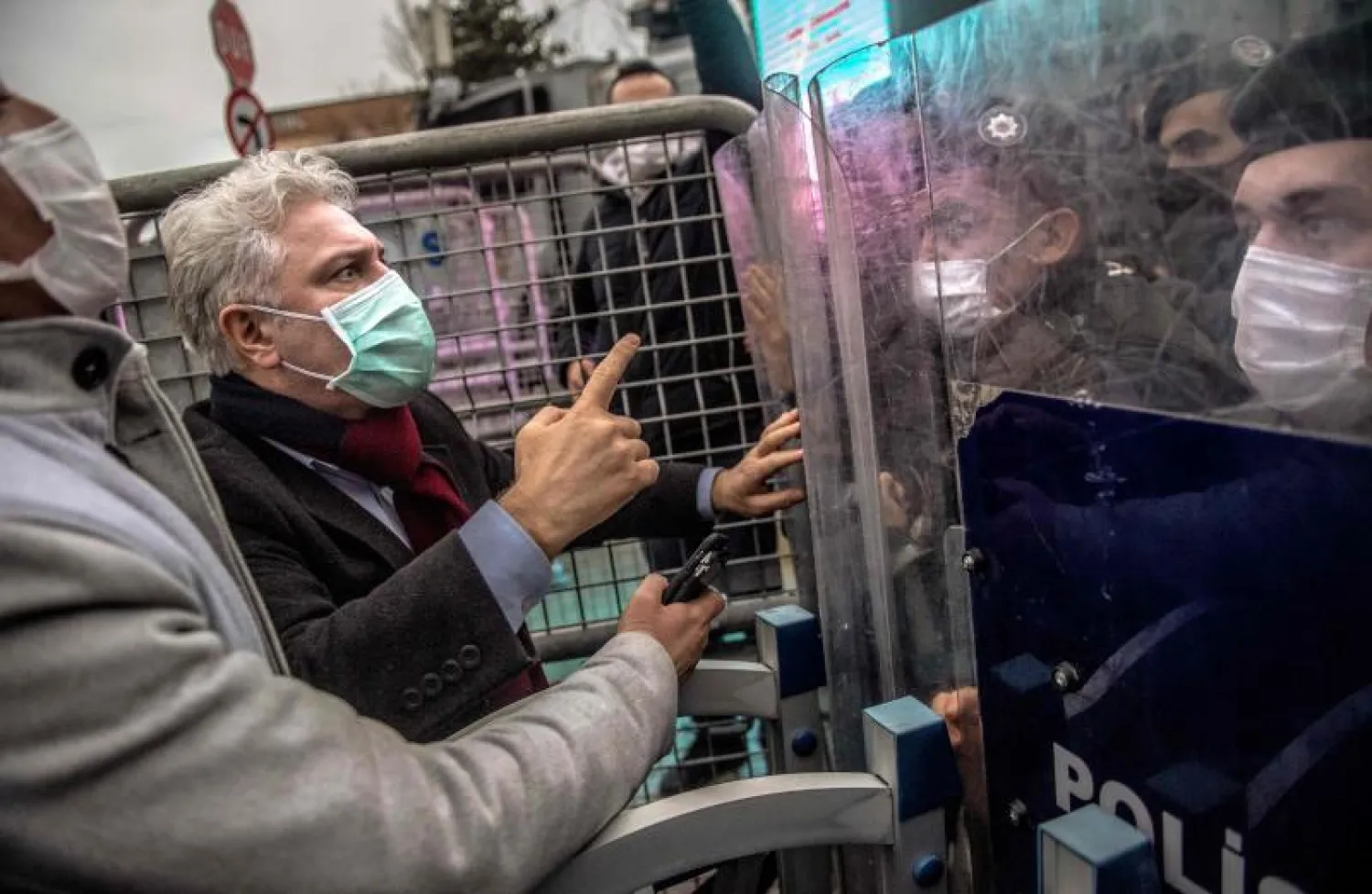 عناصر من الشرطة التركية في جامعة بوغازيتشي في اسطنبول (ا.ف.ب)