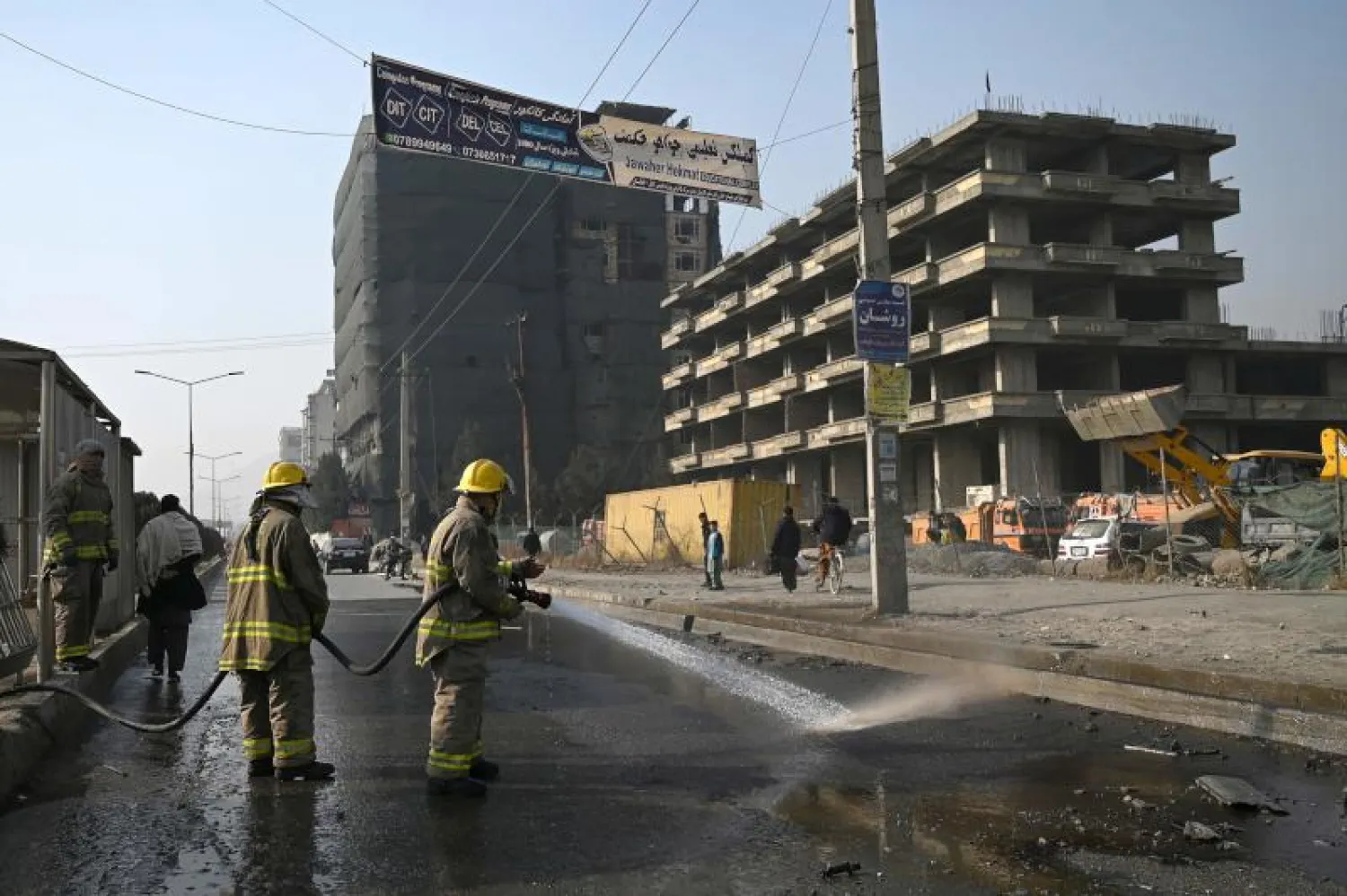 عمال الإطفاء في موقع الانفجار بكابل (أ.ف.ب)