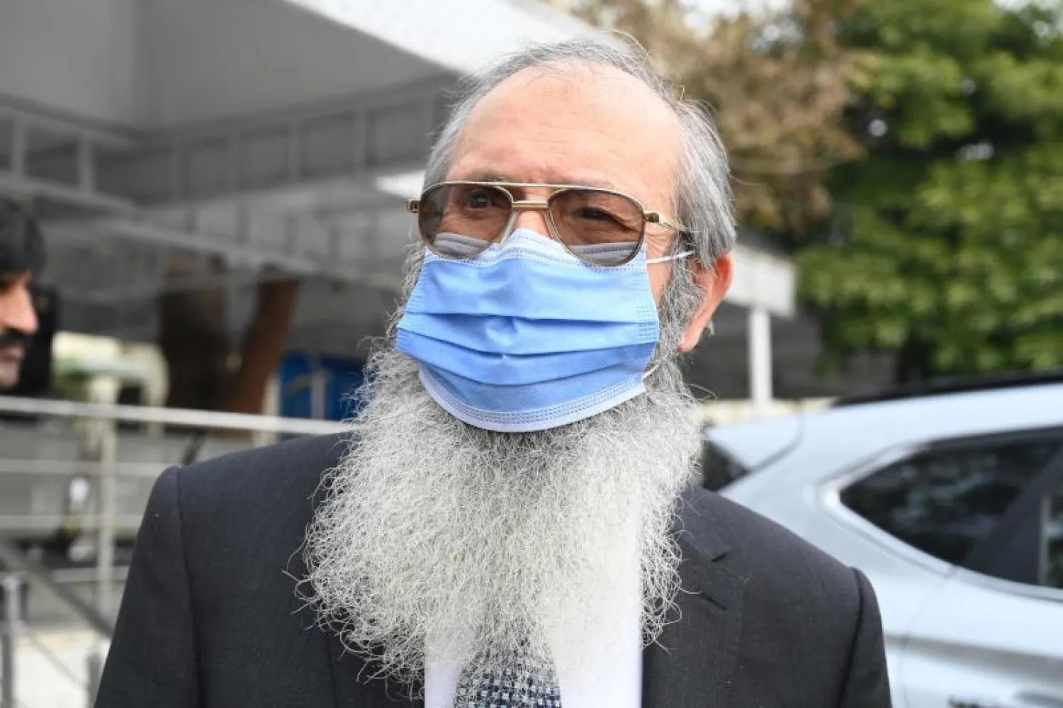 سعيد شيخ والد أحمد عمر سعيد شيخ يغادر المحكمة العليا الباكستانية في إسلام آباد (أ.ف.ب)