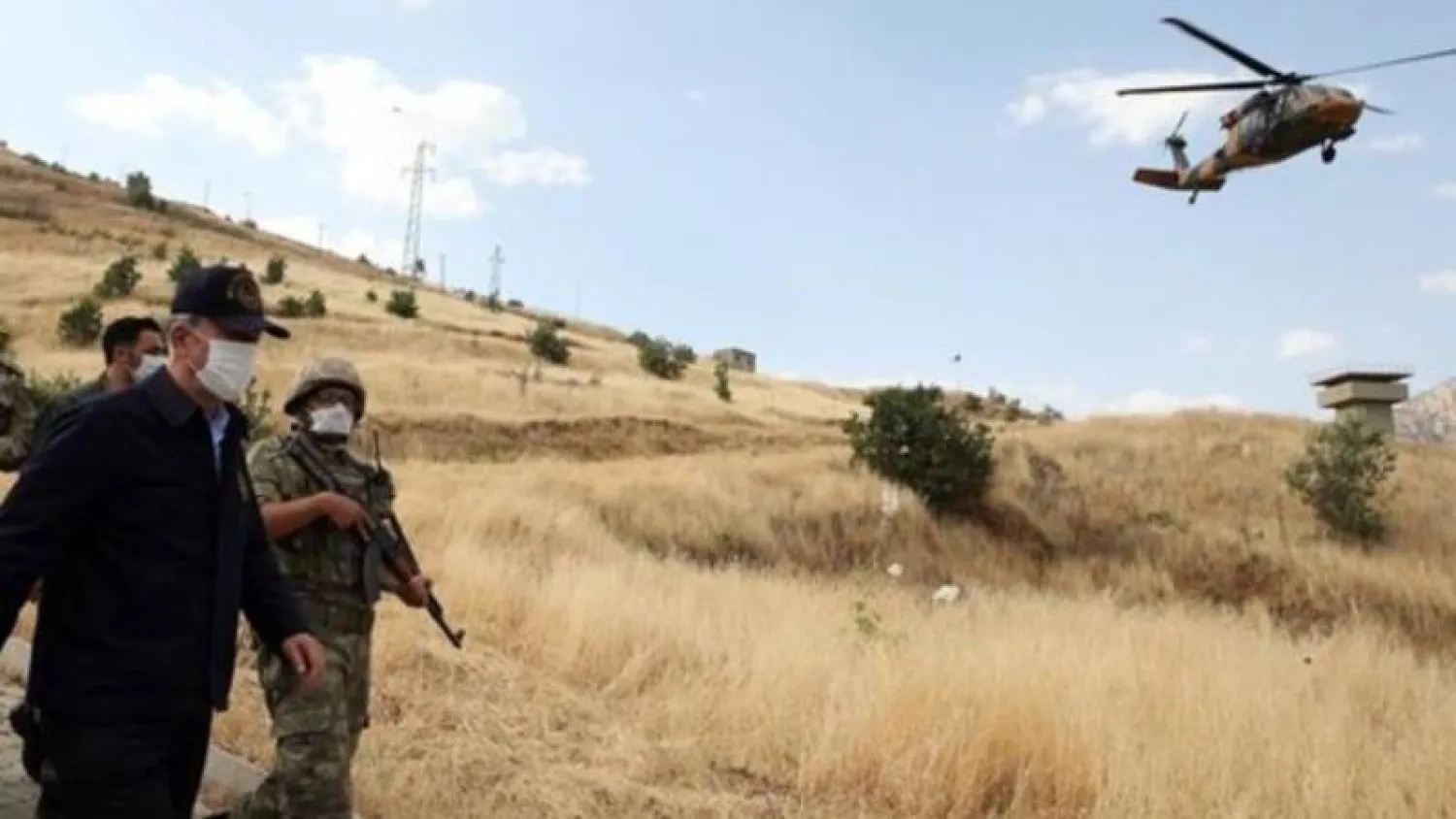 وزير الدفاع التركي خلوصي أكار يتفقد منطقة عسكرية قرب الحدود مع العراق (أ.ب)