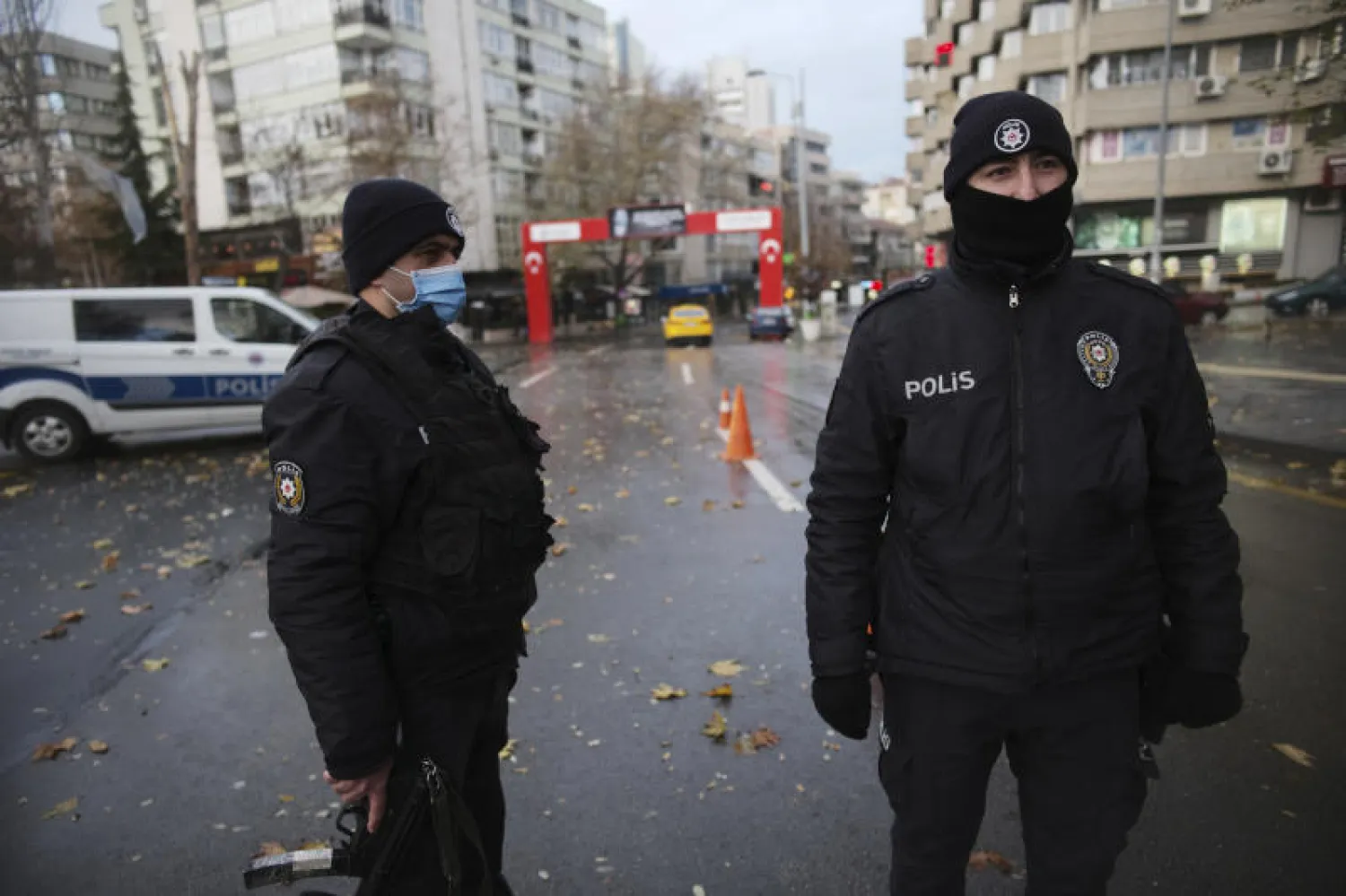 شرطيان تركيان في أنقرة (أ.ب)