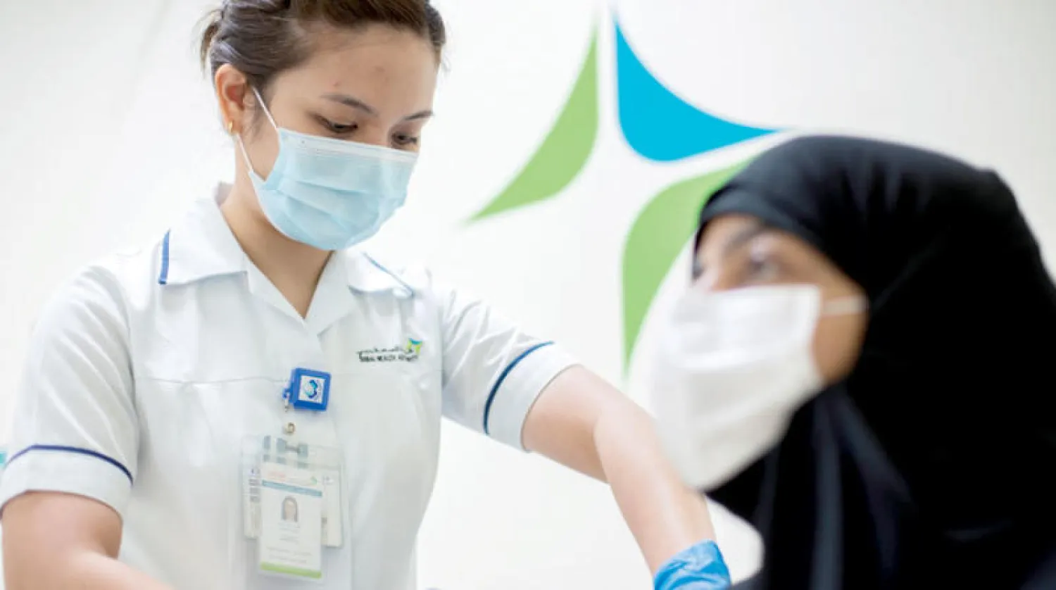 جانب من عمليات التطعيم في إمارة دبي (رويترز)