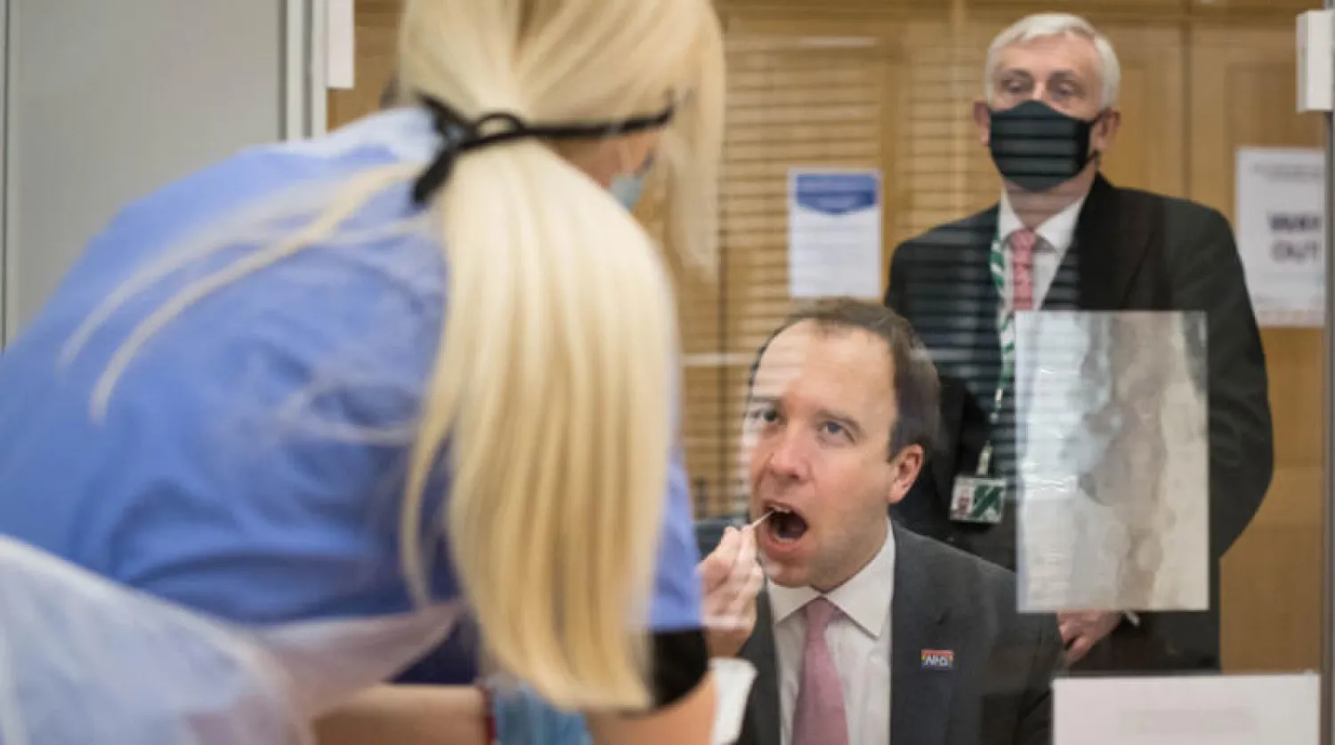 وزير الصحة البريطاني يخضع لفحص «كورونا» (د.ب.أ)