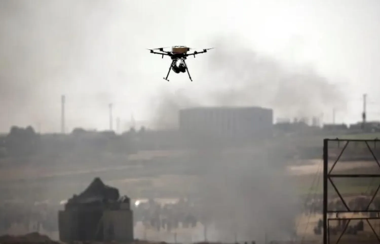 طائرة مسيَرة تظهر فوق الحدود بين غزة واسرائيل (أرشيفية - رويترز)