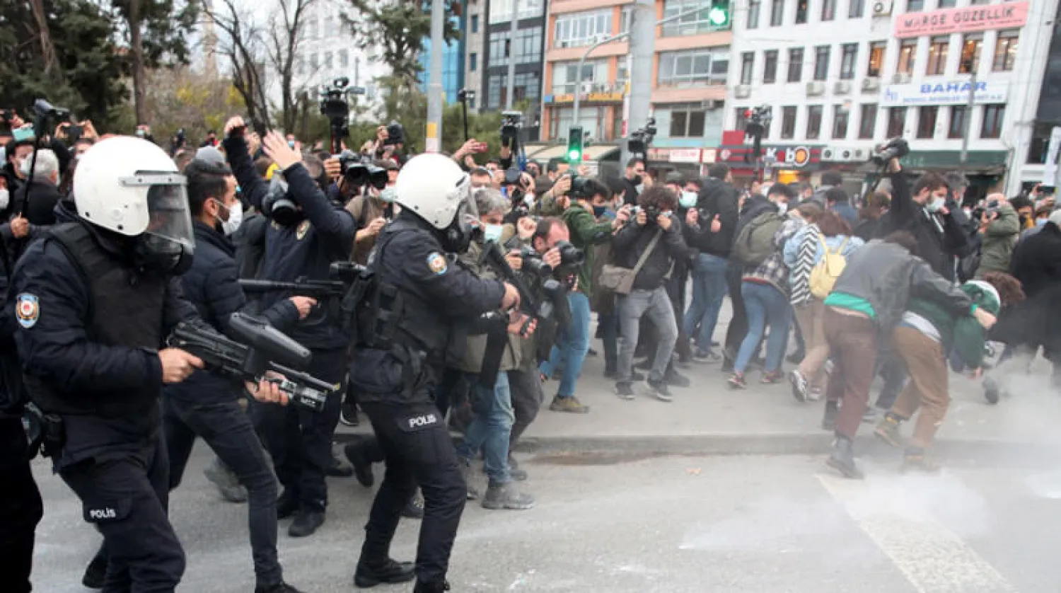 شرطة مكافحة الشغب تشتبك أمس مع طلاب جامعة بوغازيتشي في أسطنبول المحتجين على قرار إردوغان بتعيين قيادي في حزبه رئيساً للجامعة (إ.ب.أ)