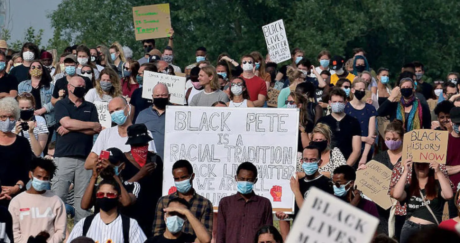 إحدى المظاهرات المطالبة بالحقوق المدنية... وفي الإطار غلاف كتاب «الطائفة: الأكاذيب التي تفرق بيننا»