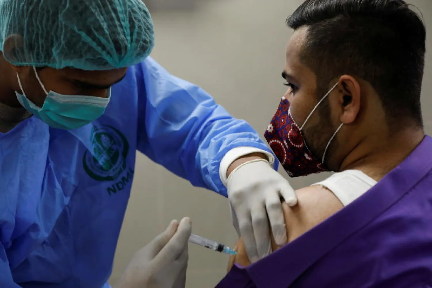 رجل يتلقى لقاح «سينوفارم» الصيني المضاد لفيروس «كورونا» في باكستان (رويترز)