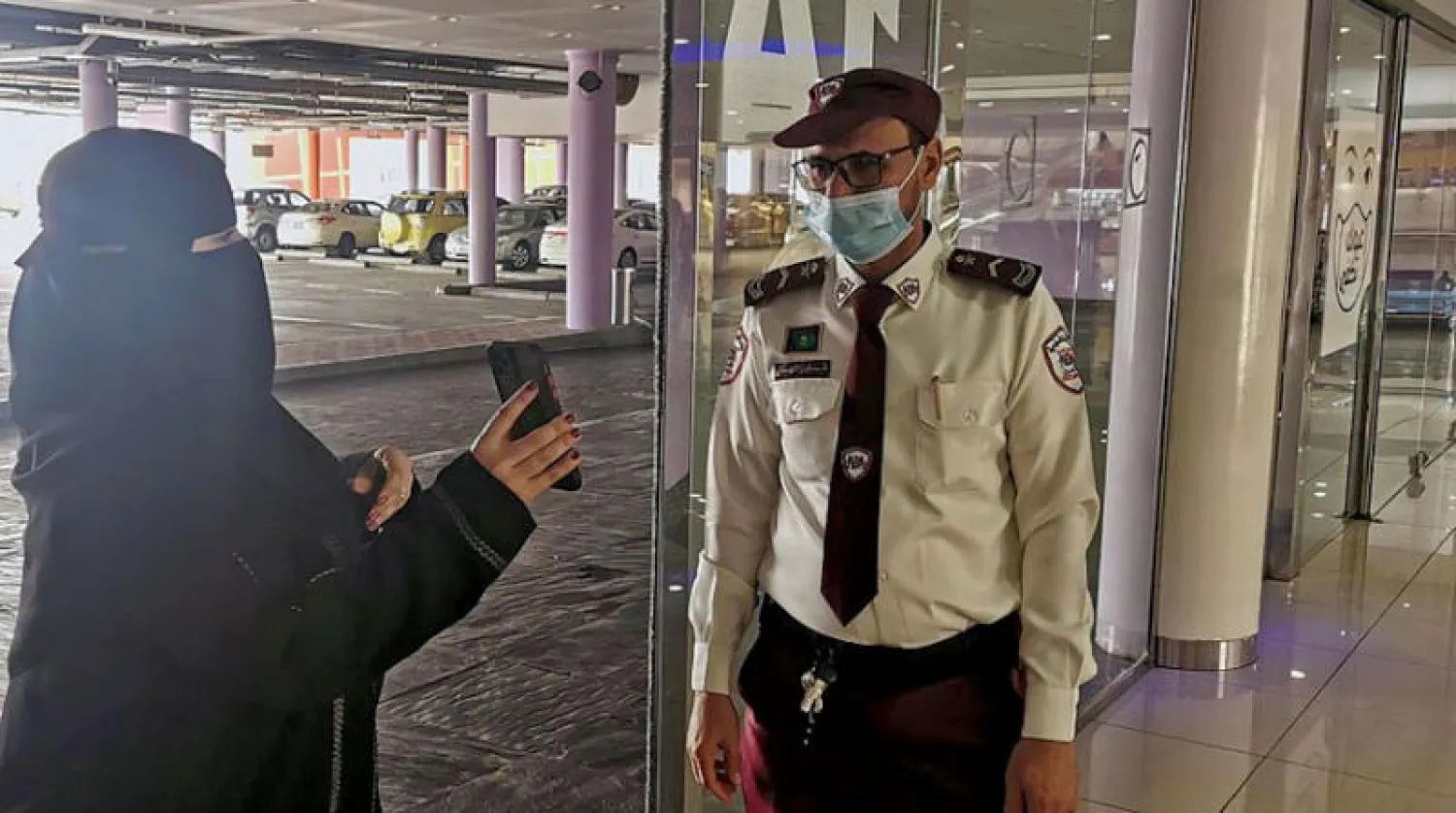 تلتزم المنشآت التجارية في مكة المكرمة الإجراءات الوقائية والاحترازية (الشرق الأوسط)