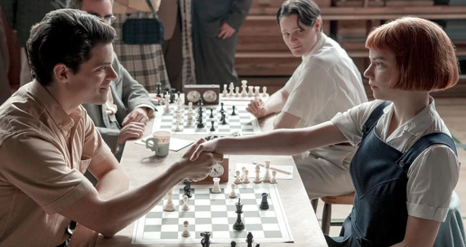 لقطة من مسلسل «ذا كوينز غامبيت» (أ.ب)