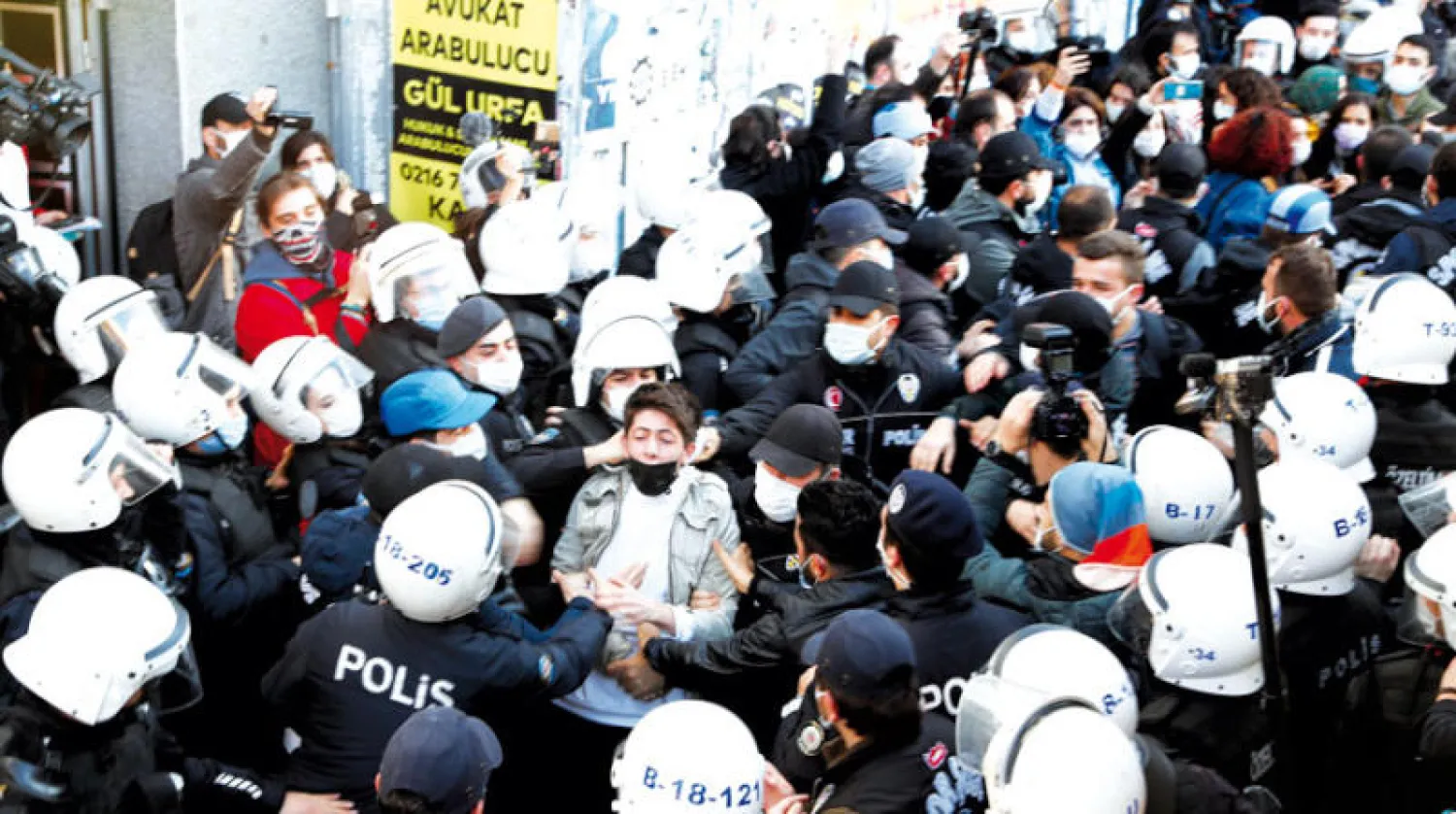 الأمن التركي يطوق طالباً خلال مظاهرات الجامعة في اسطنبول أمس (رويترز)