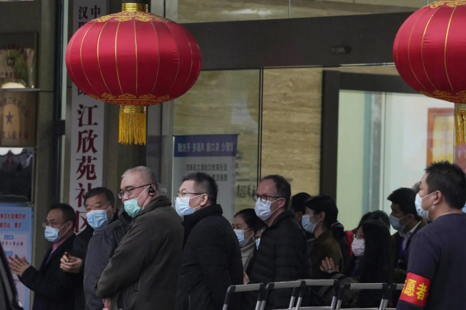 فريق منظمة الصحة العالمية خلال زيارته لمدينة ووهان الصينية (أ.ب)