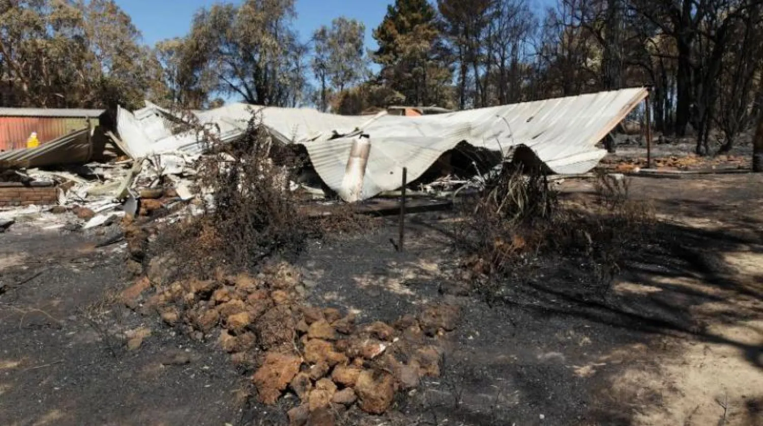 Perth’in yaklaşık 40 kilometre kuzeydoğusunda yanmış bir ev (AFP)
