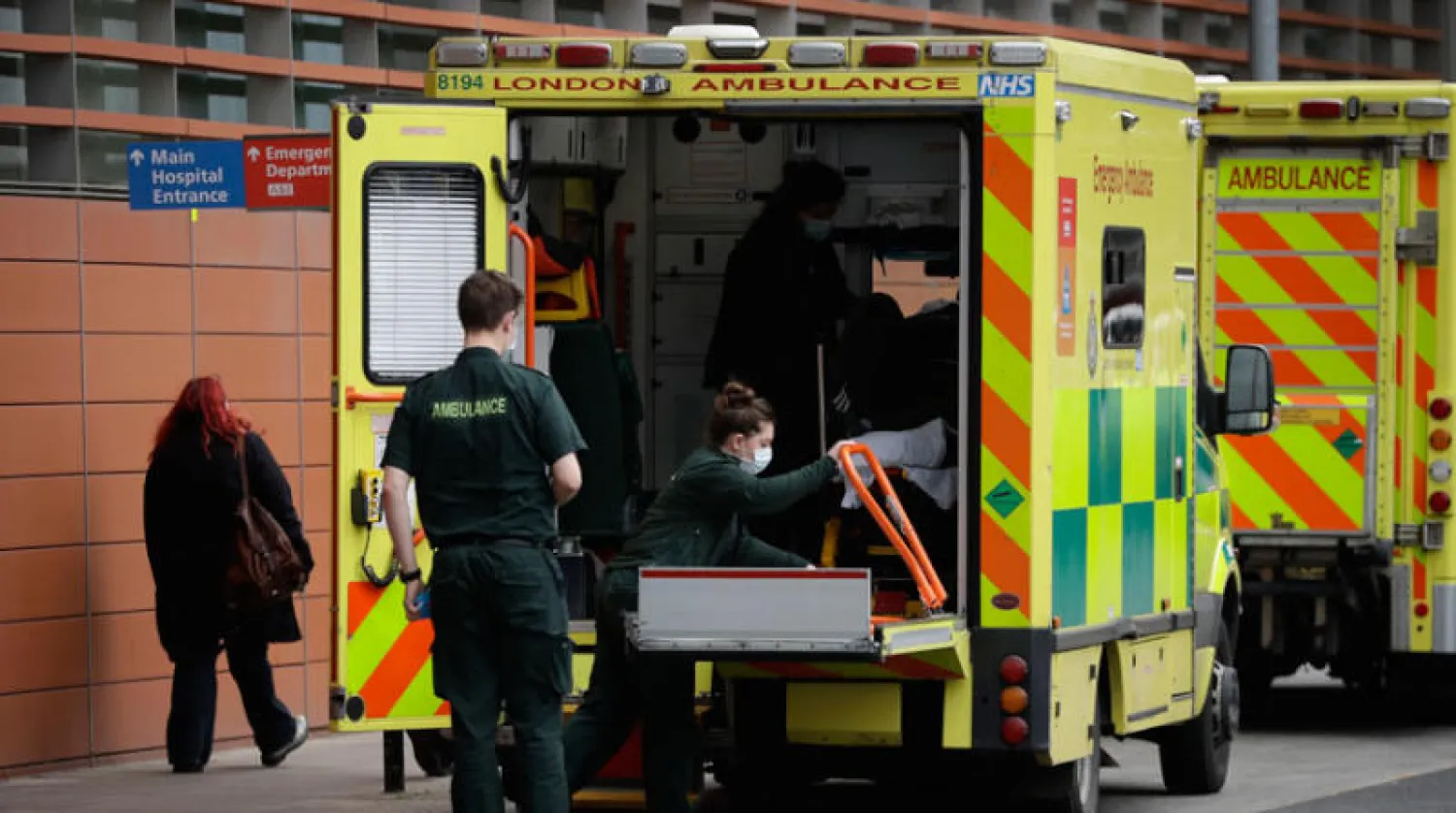 مسعفون يستعدون لنقل مريض بـ«كورونا» إلى مستشفى شرق لندن (أ.ب)