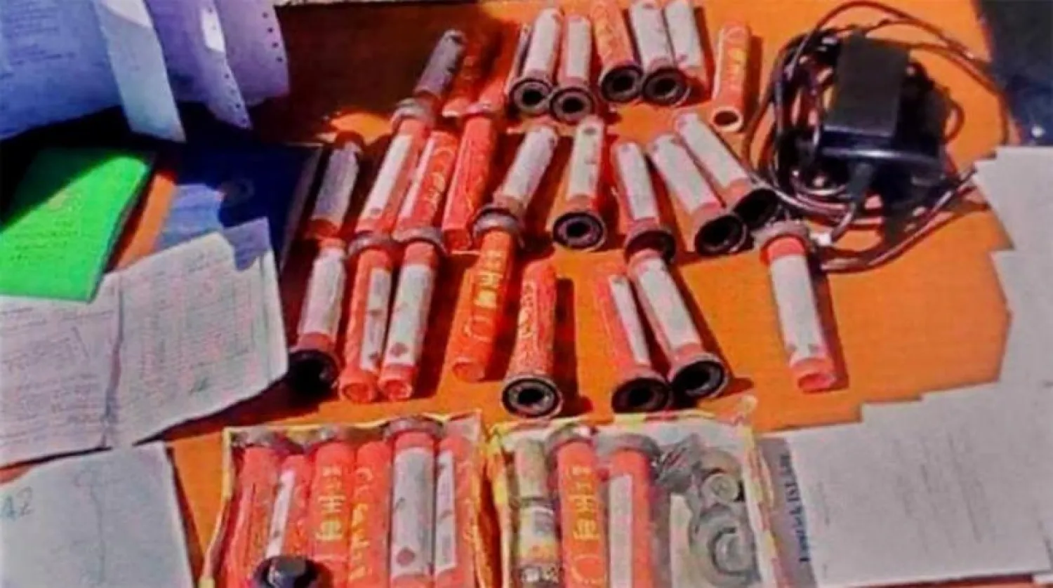 Etiyopya yönetimi BAE’nin Addis Ababa Büyükelçiliği’ni hedefleyen grubun engellediğini duyurduktan sonra Etiyopya istihbaratı tarafından ele geçirilen silahlar (Etiyopya Haber Ajansı)