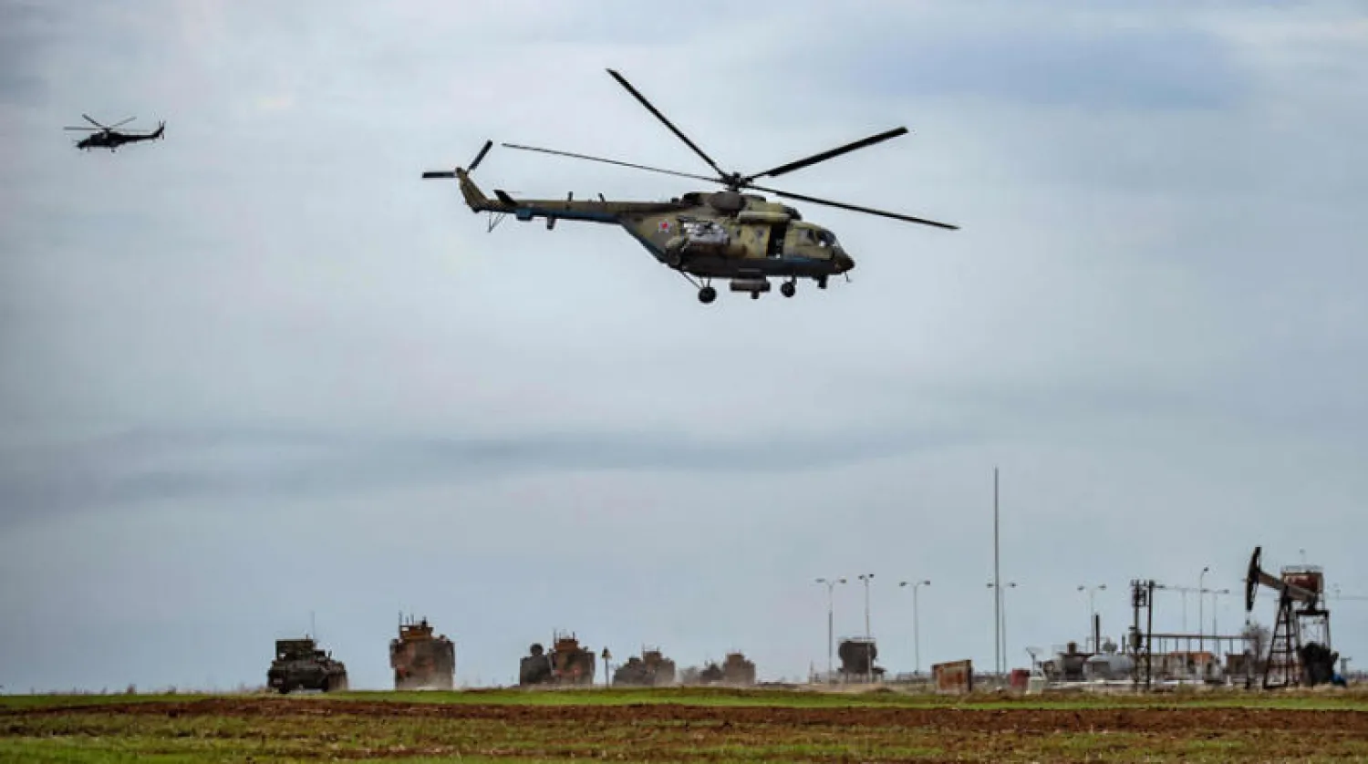 مروحية روسية فوق دورية مشتركة مع الجيش التركي شمال شرقي سوريا أمس (أ.ف.ب)
