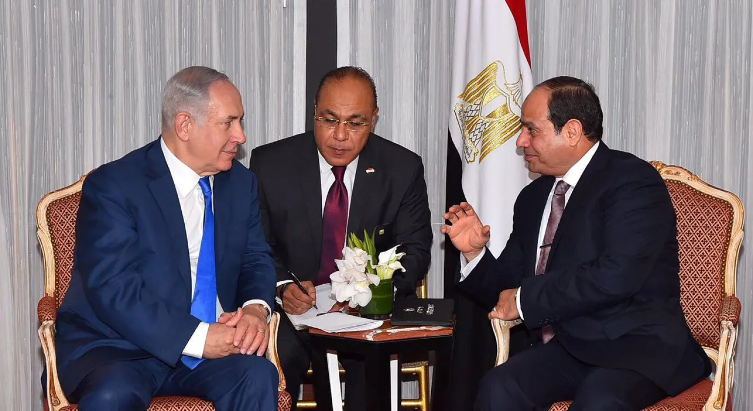 Egyptian President Abdel Fattah al-Sisi speaks with Israeli Prime Minister Benjamin Netanyahu (Egyptian Presidency)