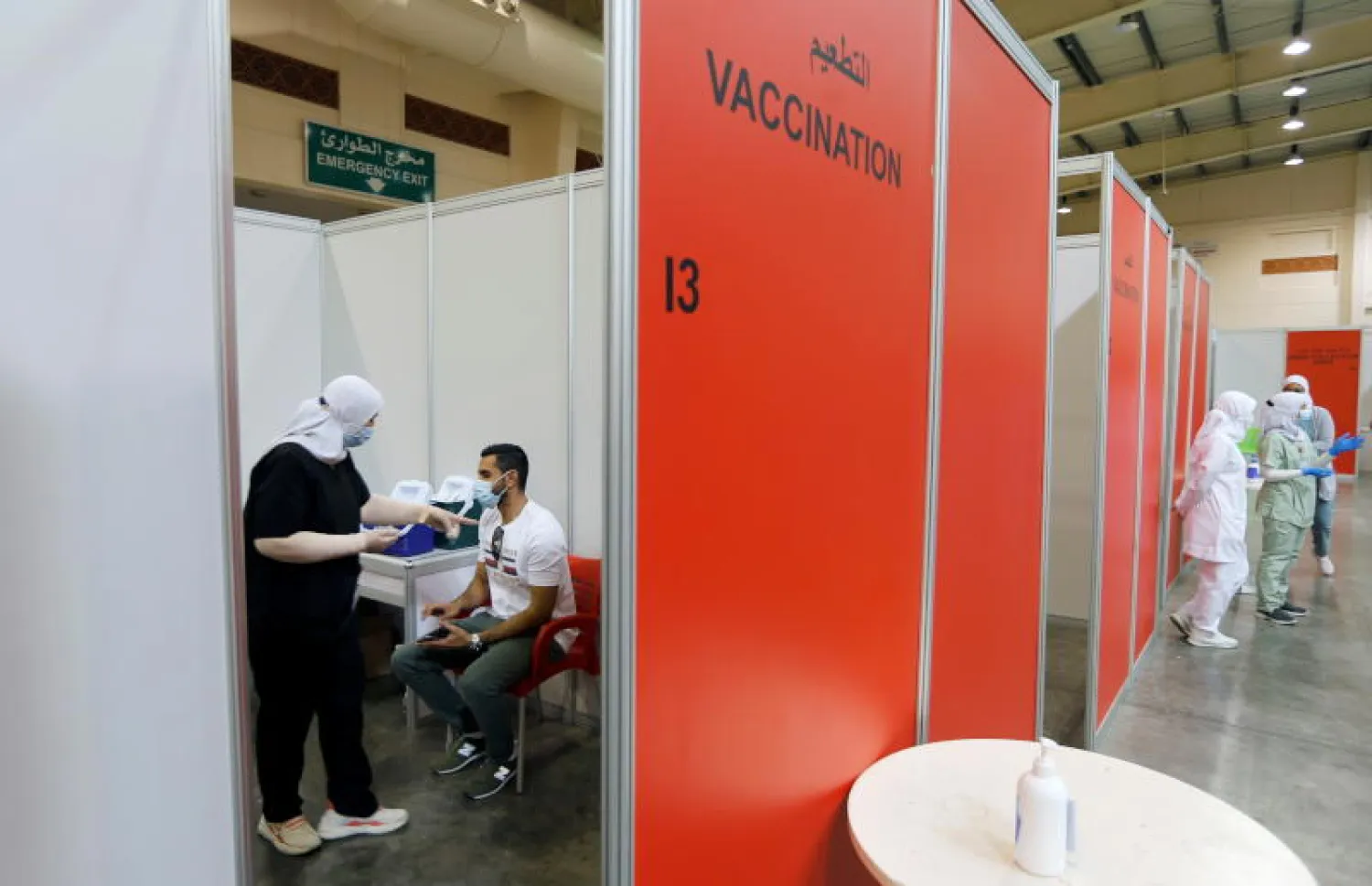 رجل يتلقى جرعة من لقاح كورونا في مركز البحرين الدولي للمعارض والمؤتمرات بالمنامة (رويترز)