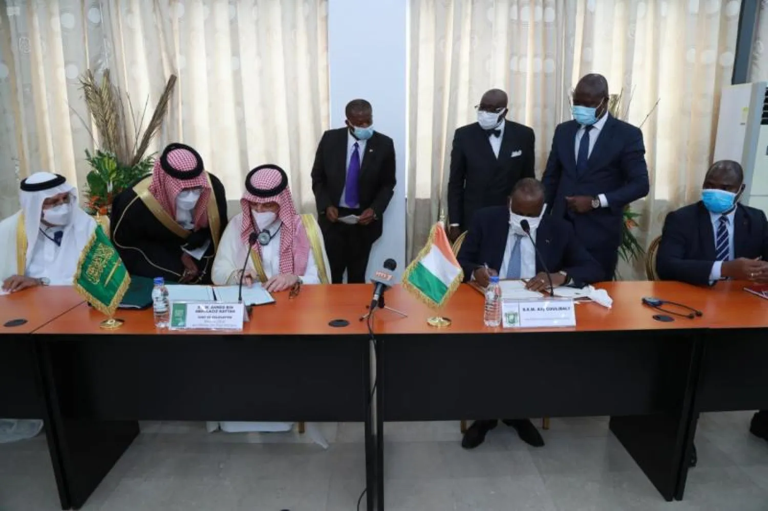 وزير الدولة السعودي لشؤون الدول الأفريقية أحمد قطان ووزير خارجية كوت ديفوار علي كوليبالي لدى توقيعهما الاتفاقية (واس)