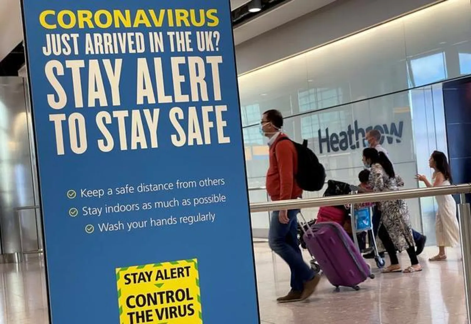 رسالة تحذر الركاب من مرض «كورونا» في مطار هيثرو في لندن (أرشيفية-رويترز)