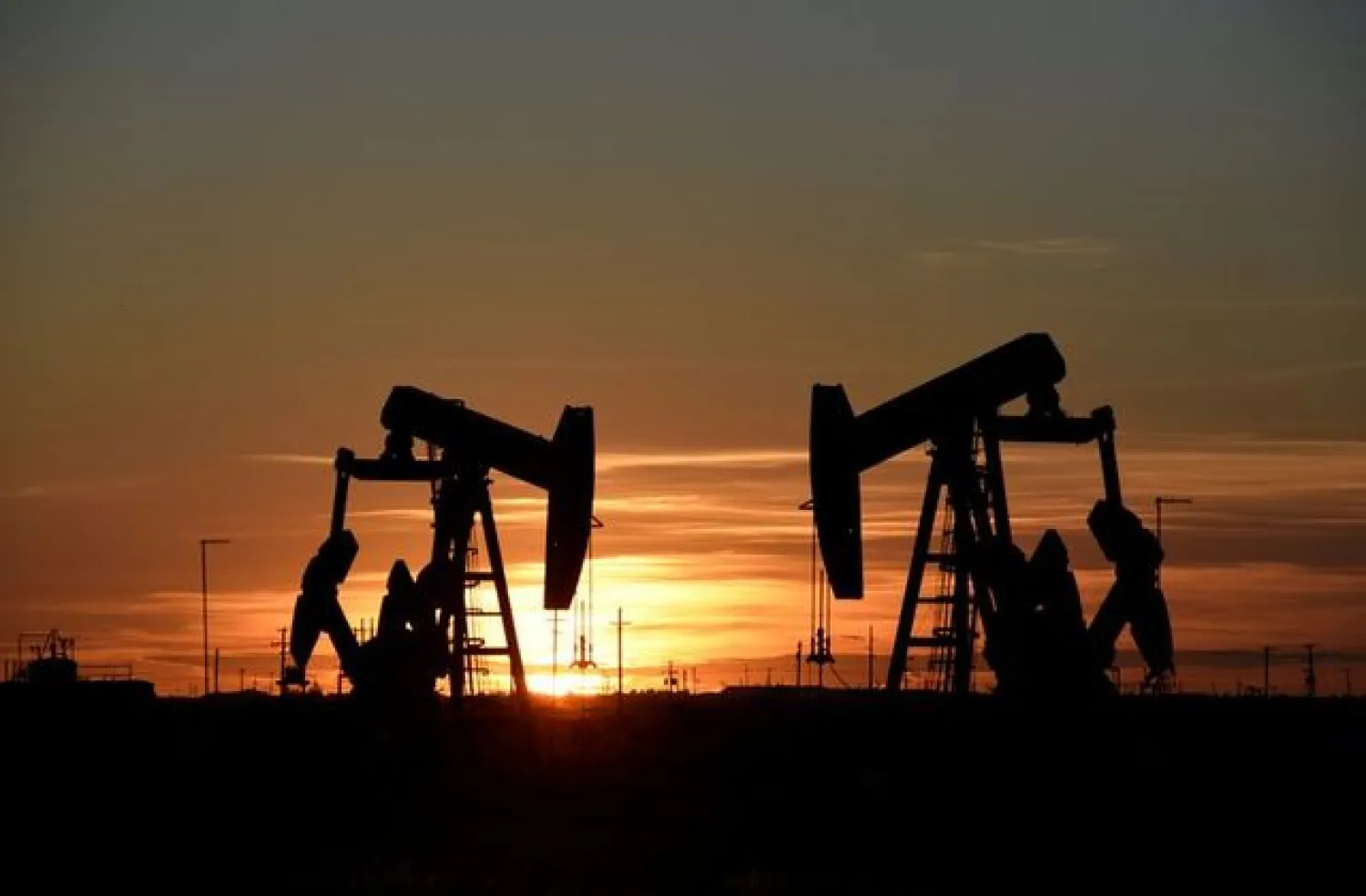 FILE PHOTO: Pump jacks operate at sunset in an oil field in Midland, Texas US August 22, 2018. REUTERS/Nick Oxford/File Photo
