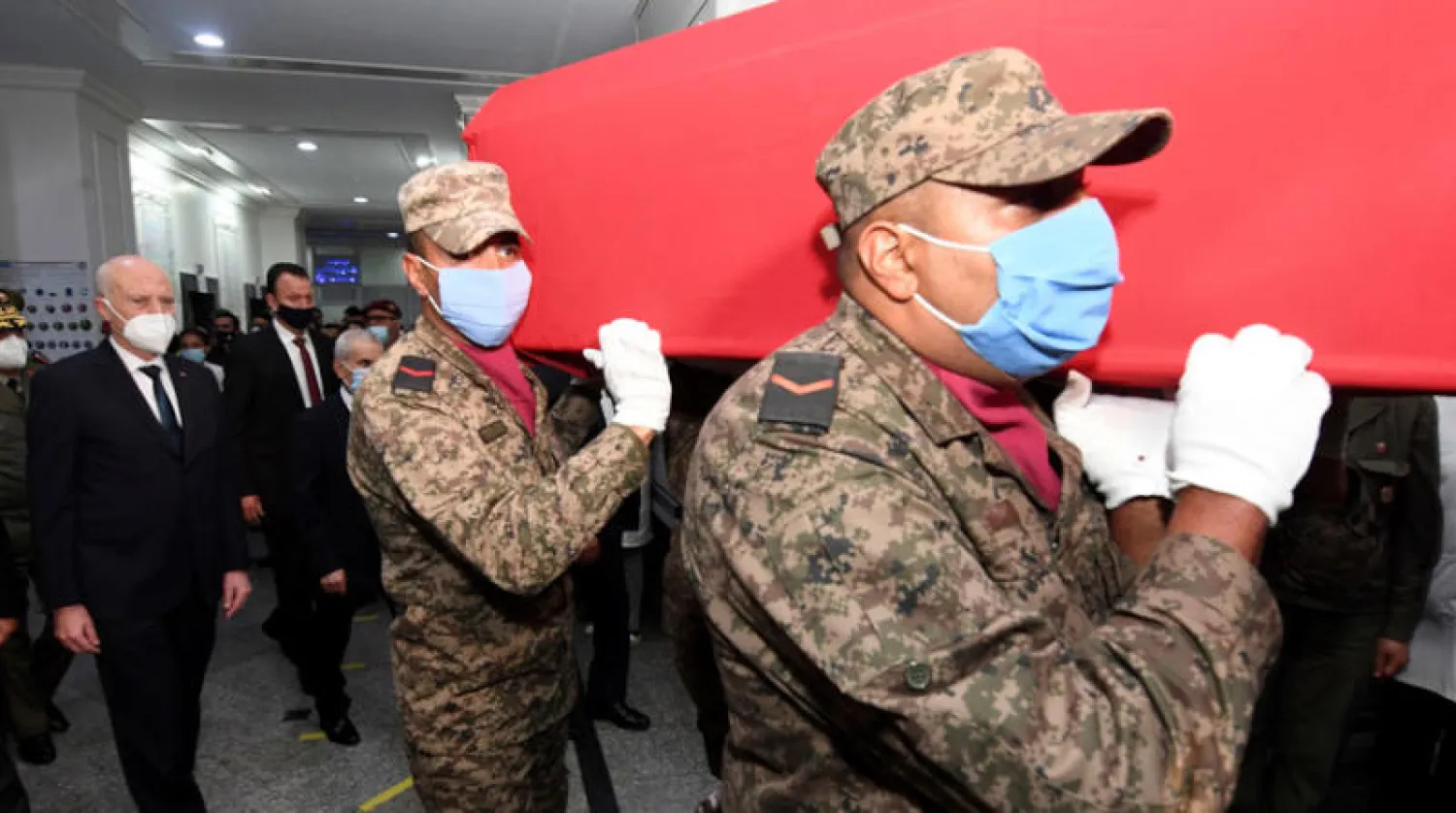 الرئيس قيس سعيد يوم الخميس خلال جنازة جنود قُتلوا في مواجهة ضد جماعة إرهابية قرب الحدود مع الجزائر (أ.ب)