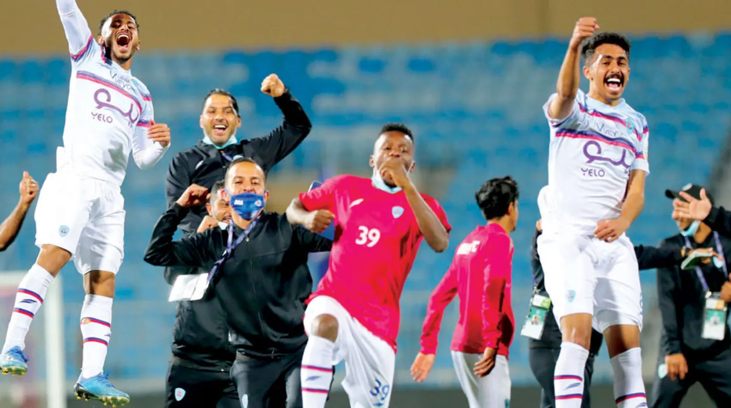 لاعبو أبها يحتفلون بفوزهم التاريخي على الهلال (تصوير: علي الظاهري)