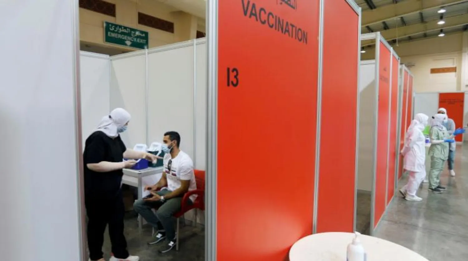 Başkent Manama’daki Bahreyn Uluslararası Sergi ve Kongre Merkezi’nde aşı çalışmaları sürüyor. (Reuters)