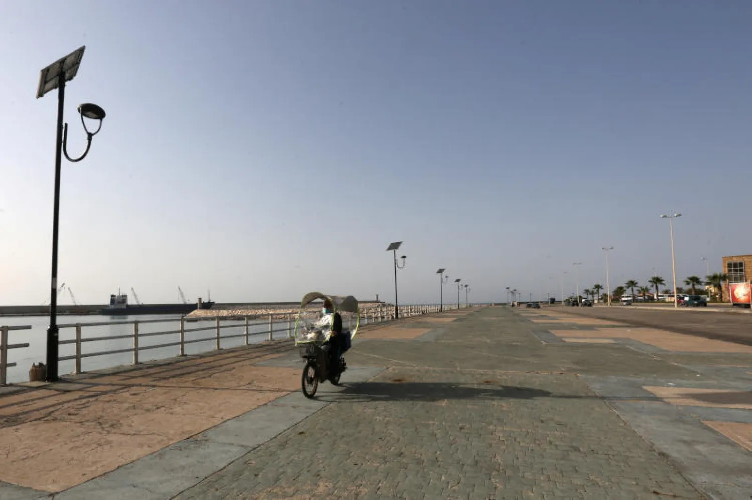 بائع مأكولات على دراجته في مدينة صيدا بجنوب لبنان (رويترز)