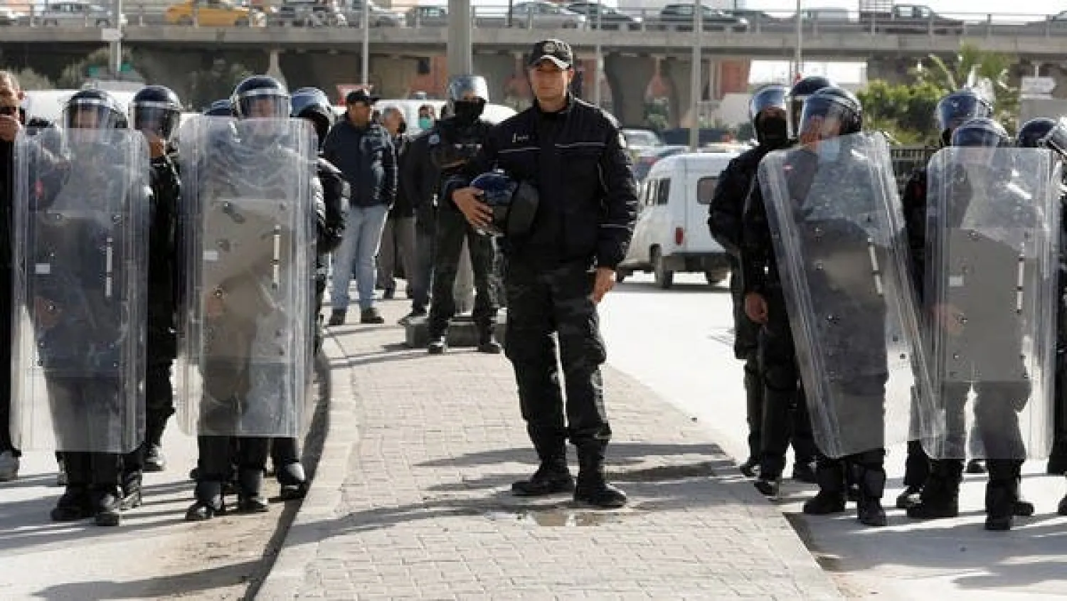 Members of the police stand guard during an anti-government protest in Tunis, Tunisia January 26, 2021. (Reuters/Zoubeir Souissi)

