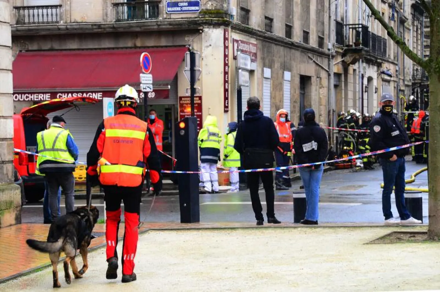 طوق أمني في موقع انفجار المبنى بمدينة بوردو الفرنسية (أ.ف.ب)