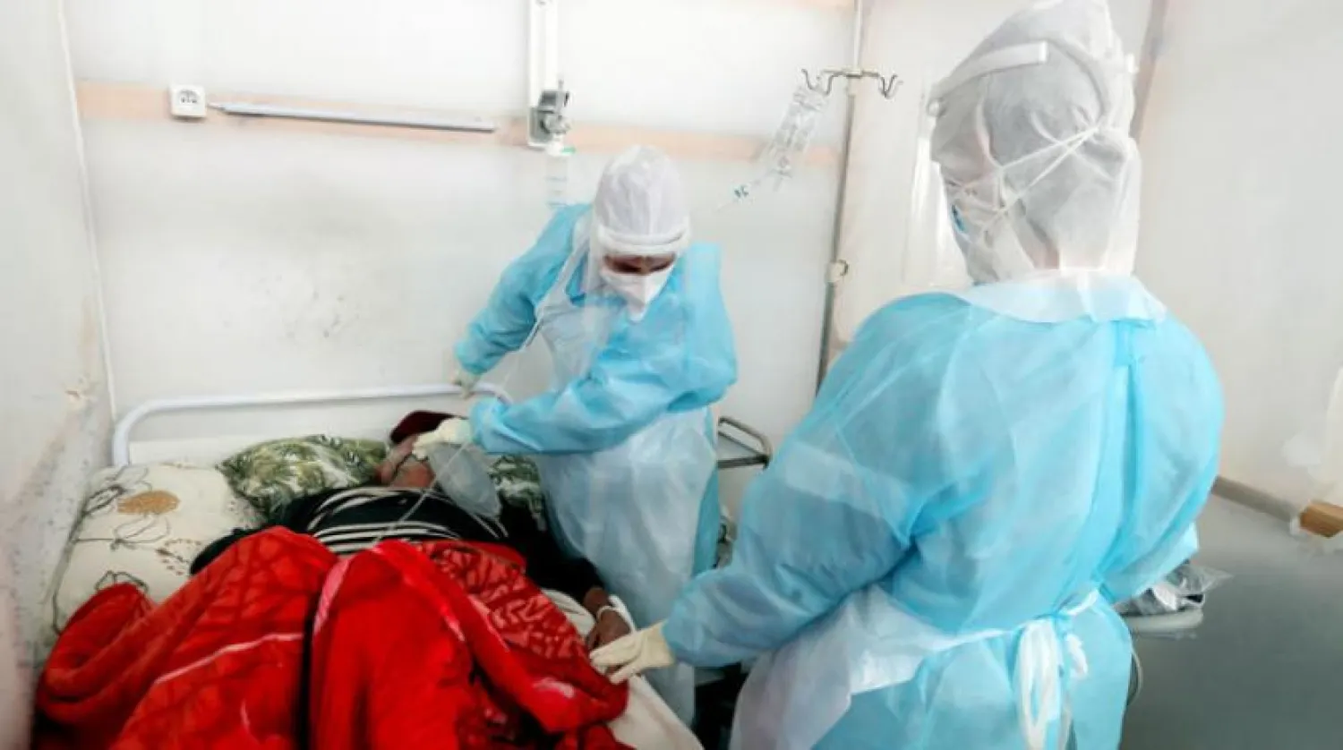 Tunus'ta dün geçici bir hastanede tedavi gören Kovid-19 hastası (EPA)