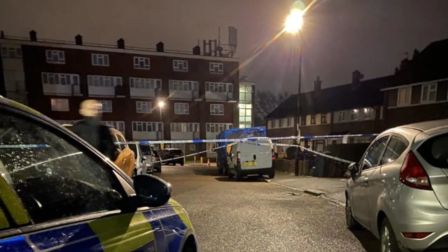 عربات تخص الشرطة البريطانية في منطقة كرويدون جنوب لندن (سكاي نيوز)