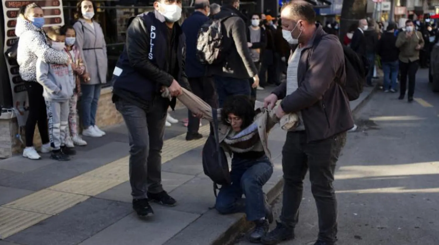 Türk polisi, Boğaziçi Üniversitesi'ndeki protestolar sırasında bir öğrenciyi gözaltına alıyor  (AP)
