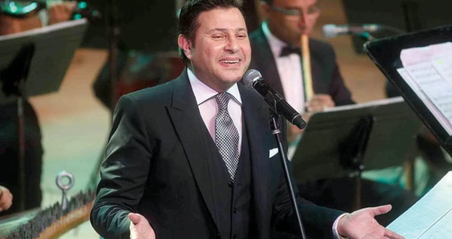 الفنان هاني شاكر في إحدى حفلاته السابقة