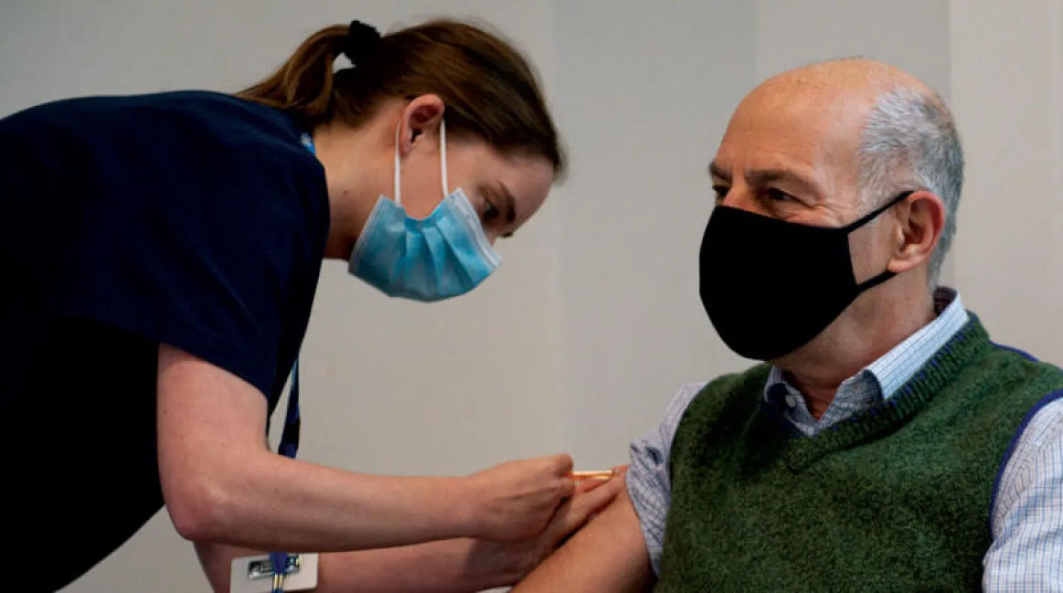 تطعيم بريطاني في مستشفى «نورث كوتسولد» بلقاح «أسترازينيكا» (أ.ب)