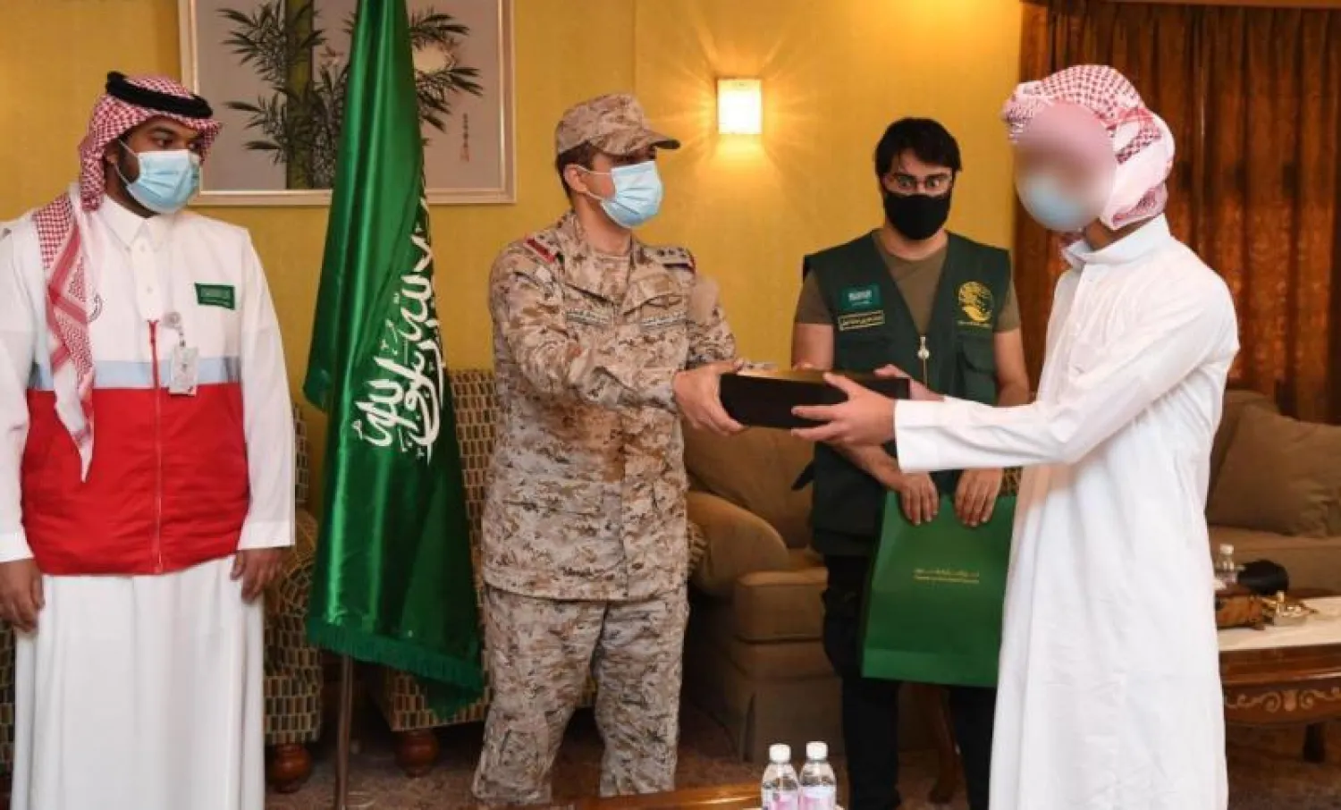 قيادة التحالف سلّمت الطفل إلى ممثل الشرعية اليمنية لإعادته لعائلته (الشرق الأوسط)