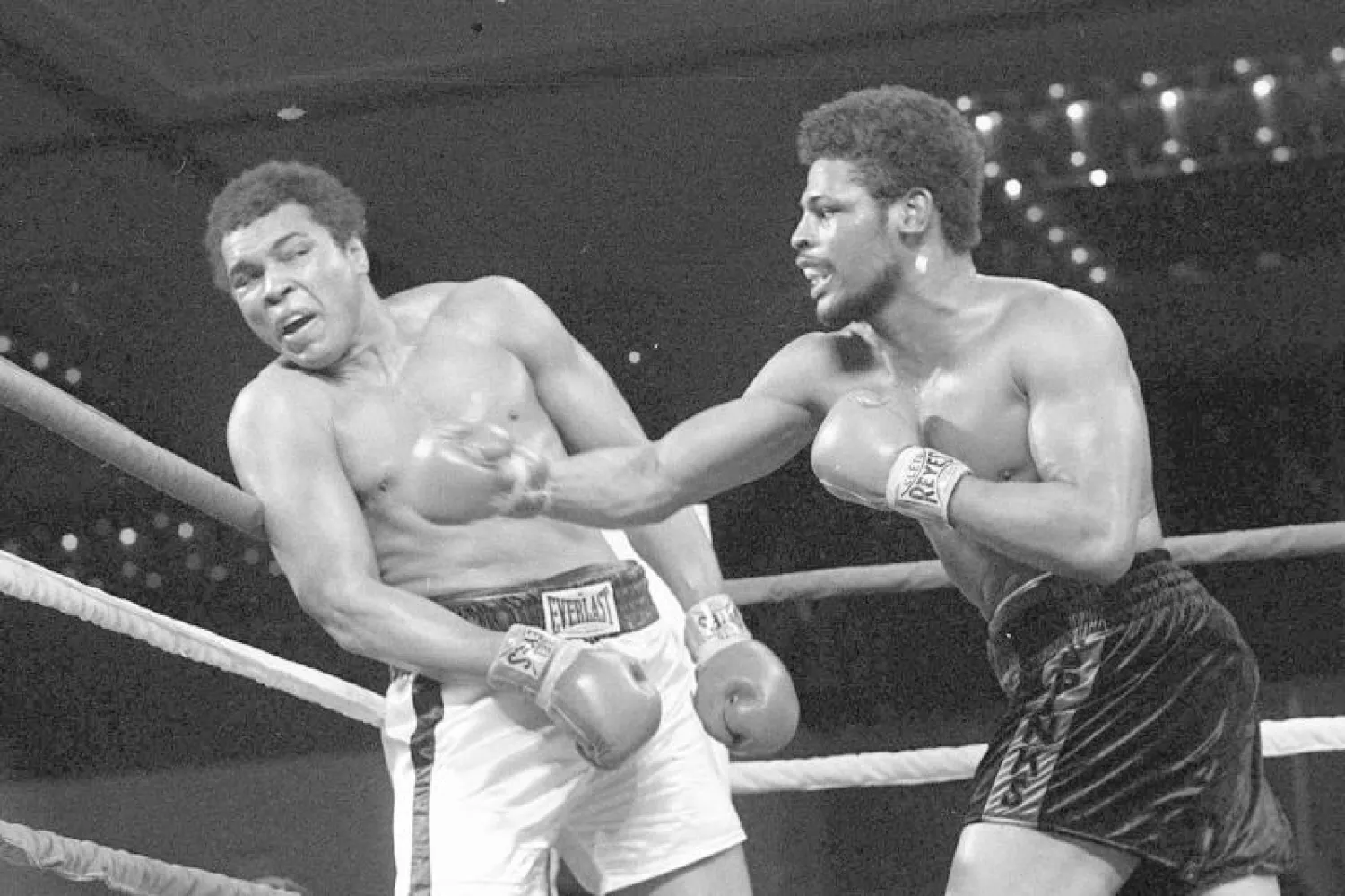 ليون سبينكس يوجه لكمة لأسطورة الملاكمة محمد علي خلال مباراتهما الأخيرة عام 1978 (أ.ب)