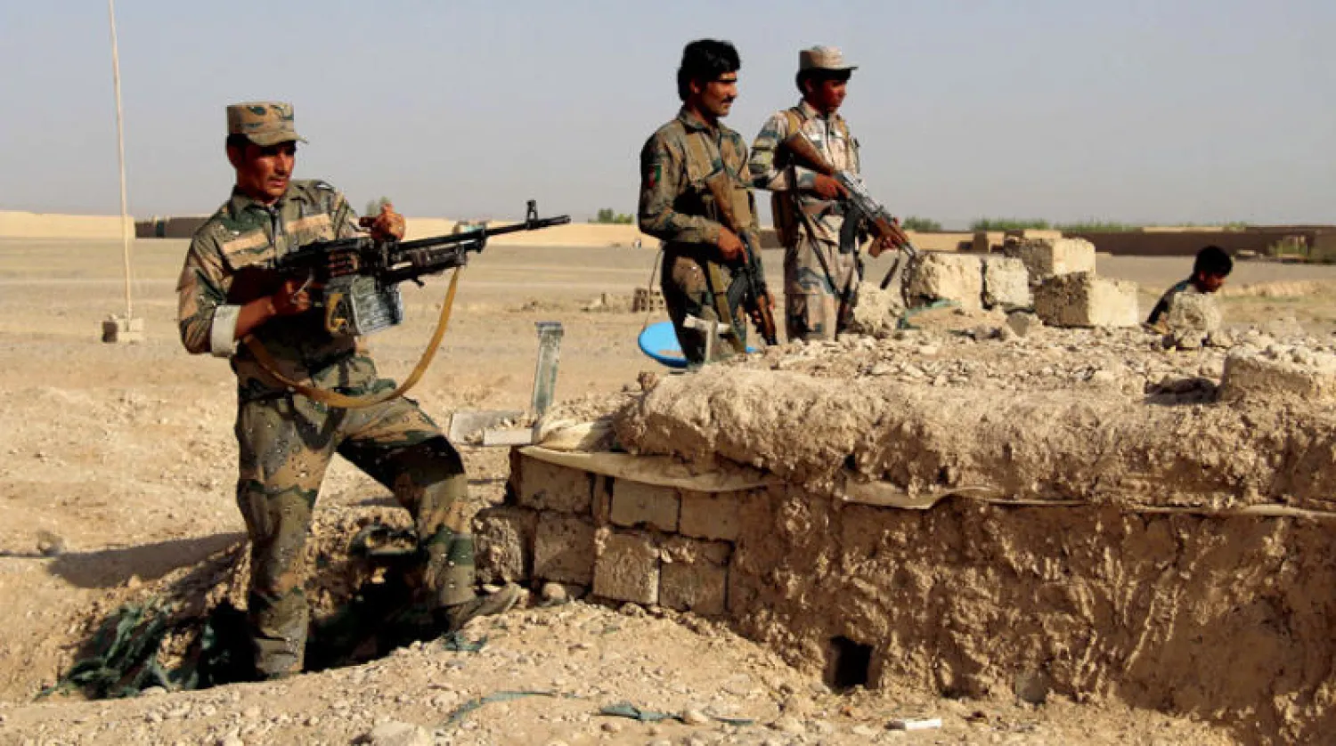 قوات أفغانية في حالة استنفار على الطريق السريعة خارج هلمند أمس (إ.ب.أ)