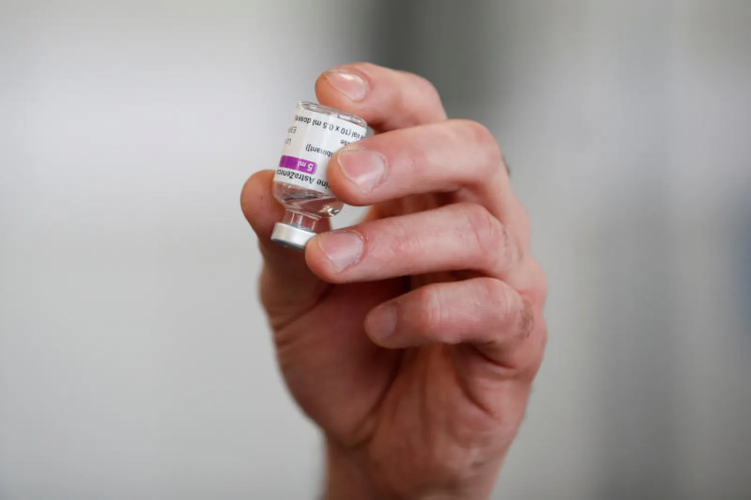 عبوة من لقاح «أسترازينيكا» في المملكة المتحدة (رويترز)