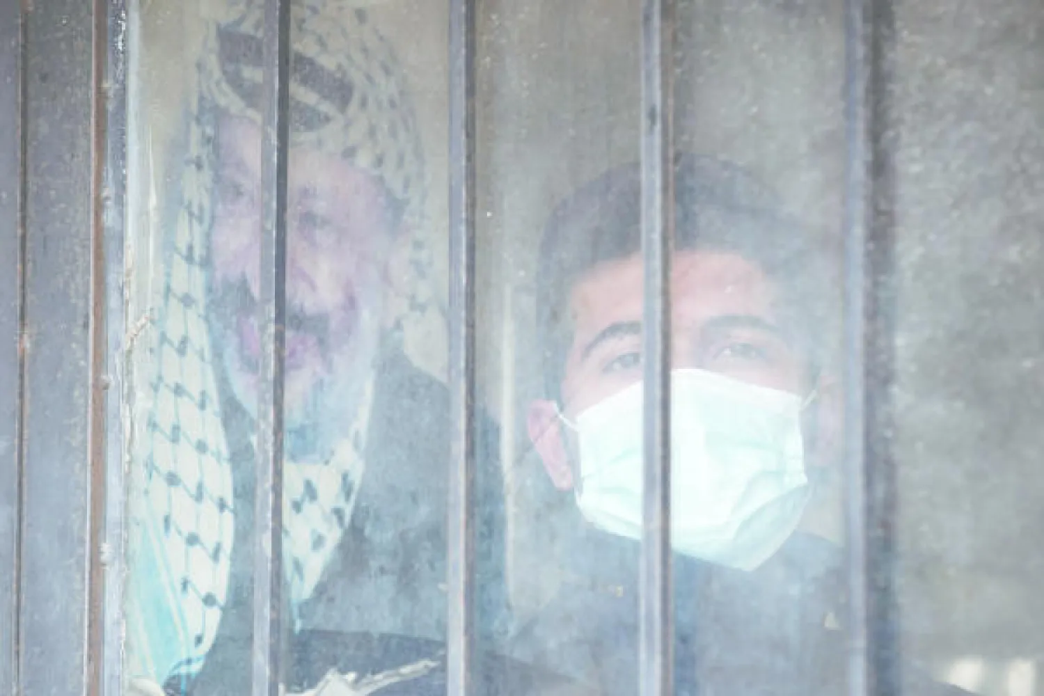 رجل شرطة يقف حارسا لمبنى المجلس التشريعي الفلسطيني في رام الله (إ ب أ)
