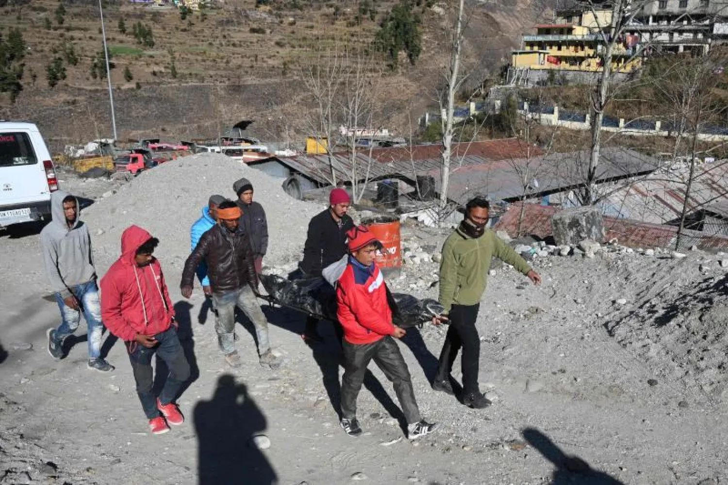 منظر عام يُظهر بقايا سد على طول نهر في تابوفان بمنطقة تشامولي (أ.ف.ب)