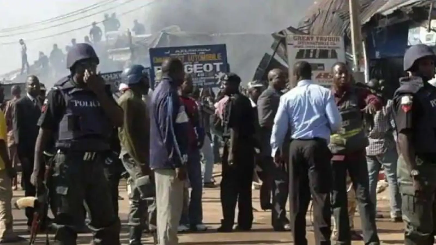 عناصر من رجال الشرطة النيجيرية في موقع الهجوم (أ.ف.ب)