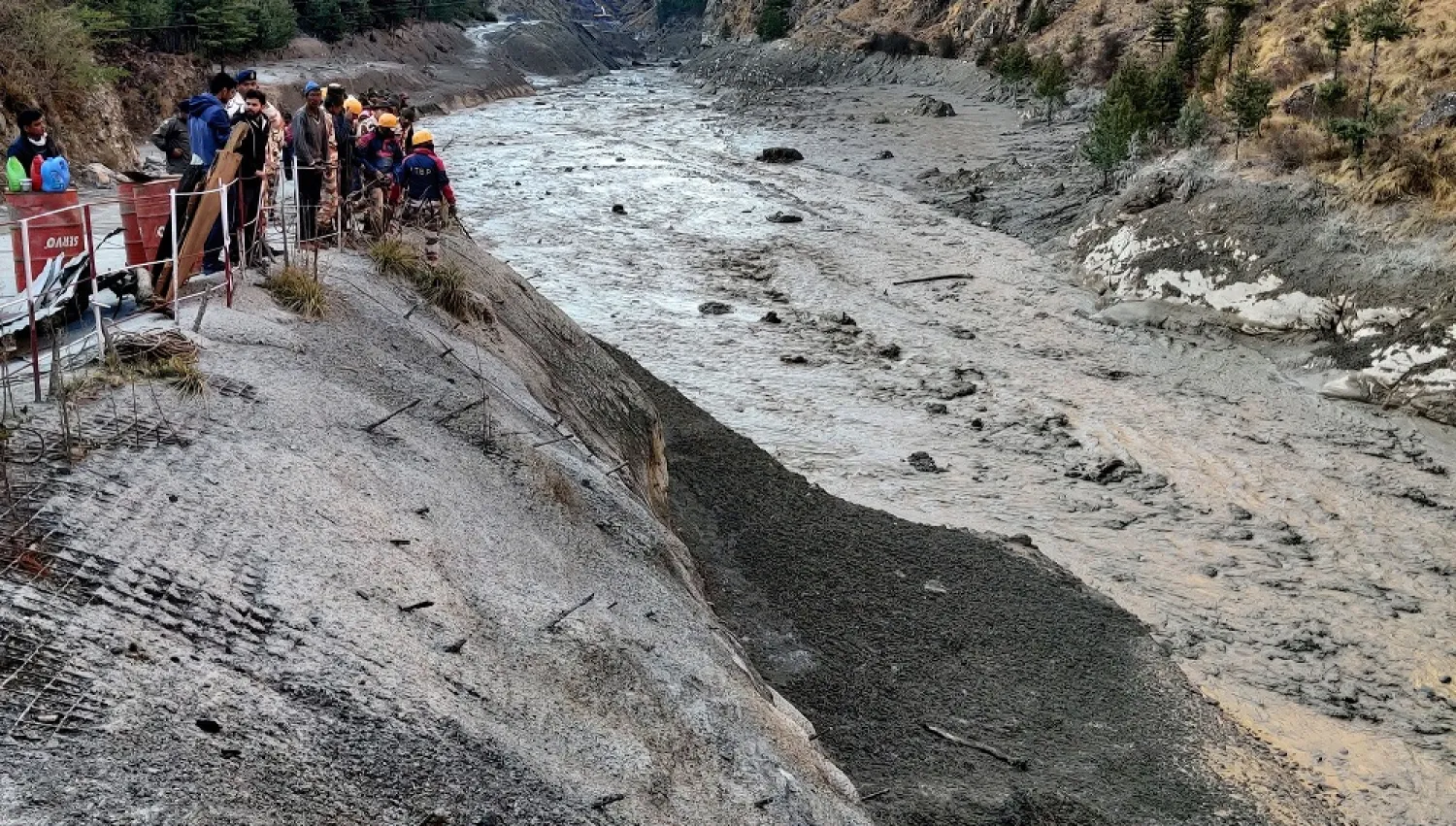 Police search for survivors after a Himalayan glacier broke and swept away a small hydroelectric dam, in Chormi village in Tapovan in the state of Uttarakhand, India, February 7, 2021. (Reuters)