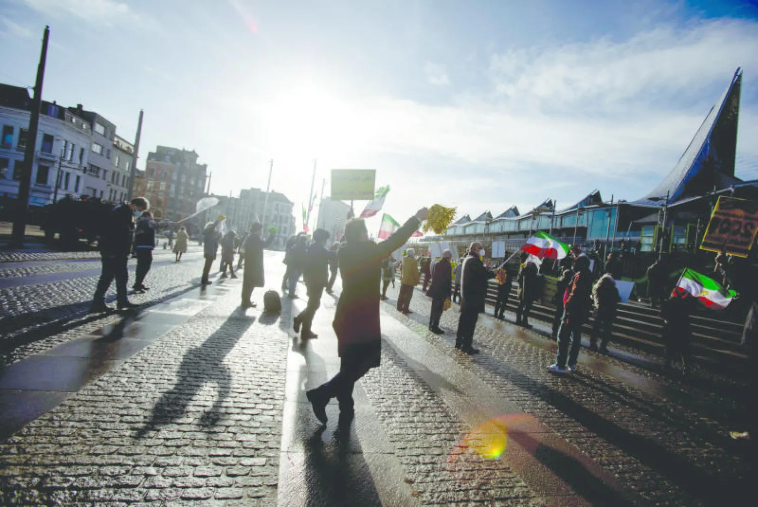 معارضون إيرانيون ينظمون وقفة احتجاجية بينما يحاكم دبلوماسي إيراني وزوجان بلجيكيان إيرانيان أمام محكمة أنتويرب في بلجيكا الخميس الماضي (أ.ب)