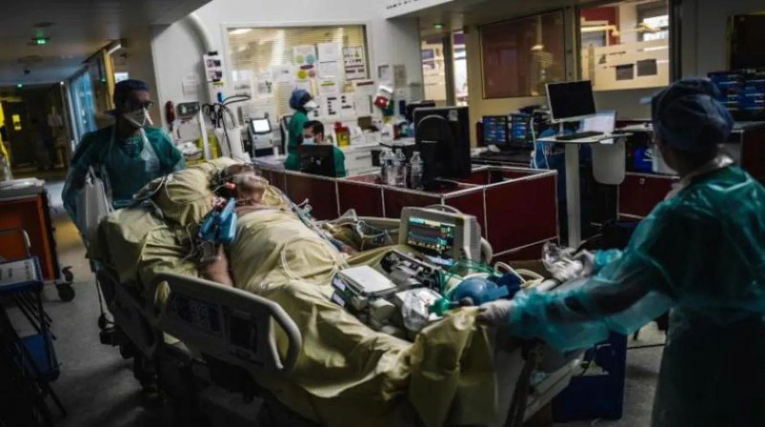 أفراد من الطاقم الطبي يقدمون الرعاية لمريض بـ«كورونا» في أحد المستشفيات الفرنسية (أرشيفية - أ.ف.ب)