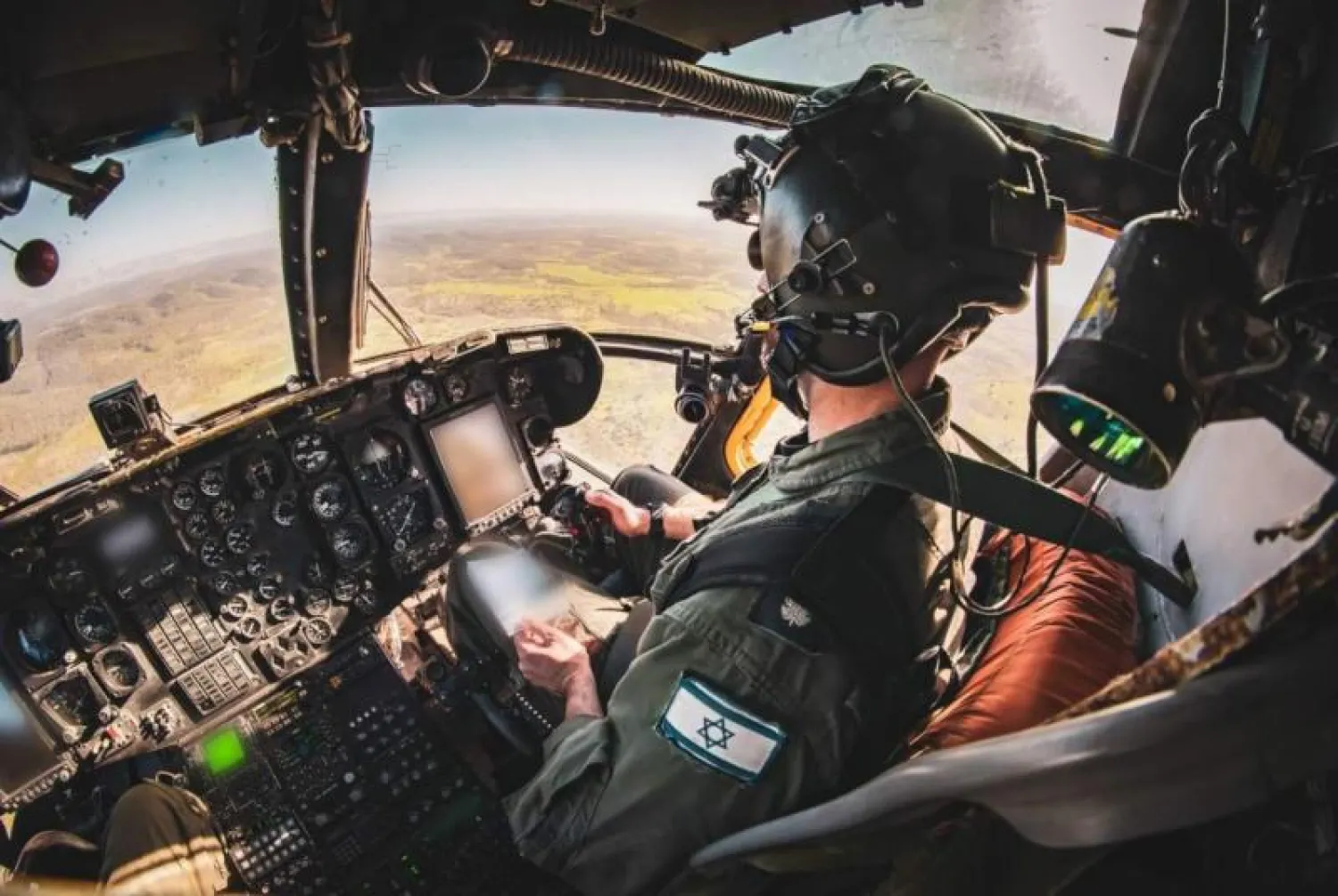 جندي في احد الطائرات العسكرية الاسرائيلية (حساب المتحدث باسم الجيش الإسرائيلي على موقع تويتر)