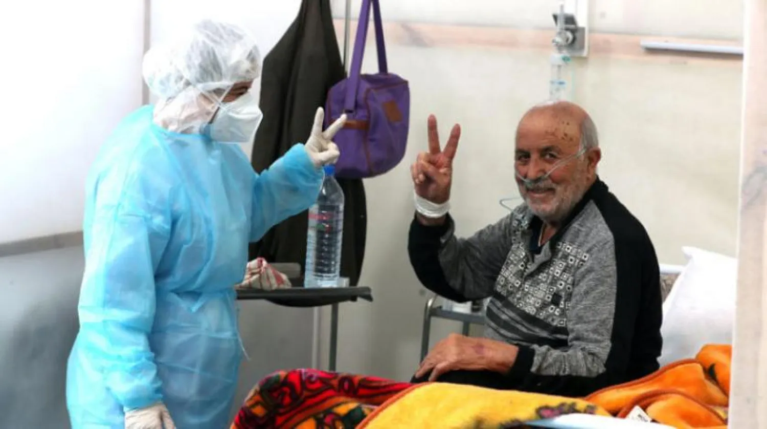 Tunus’taki bir koronavirüs hastası, hastalığı yenmesinden duyduğu mutluluğu dile getirdi (EPA)