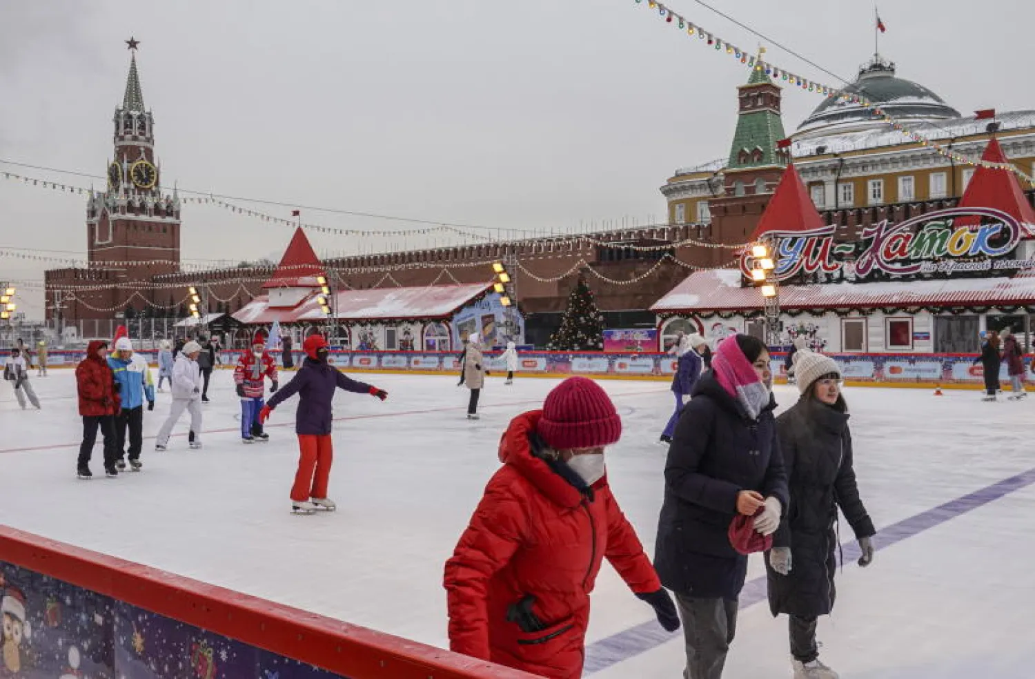 مواطنون يرتدون الأقنعة الواقية في موسكو (إ.ب.أ)