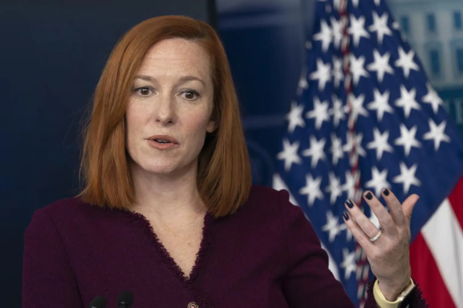 المتحدثة باسم البيت الأبيض جين ساكي تقدم إفادة صحافية (إ.ب.أ)